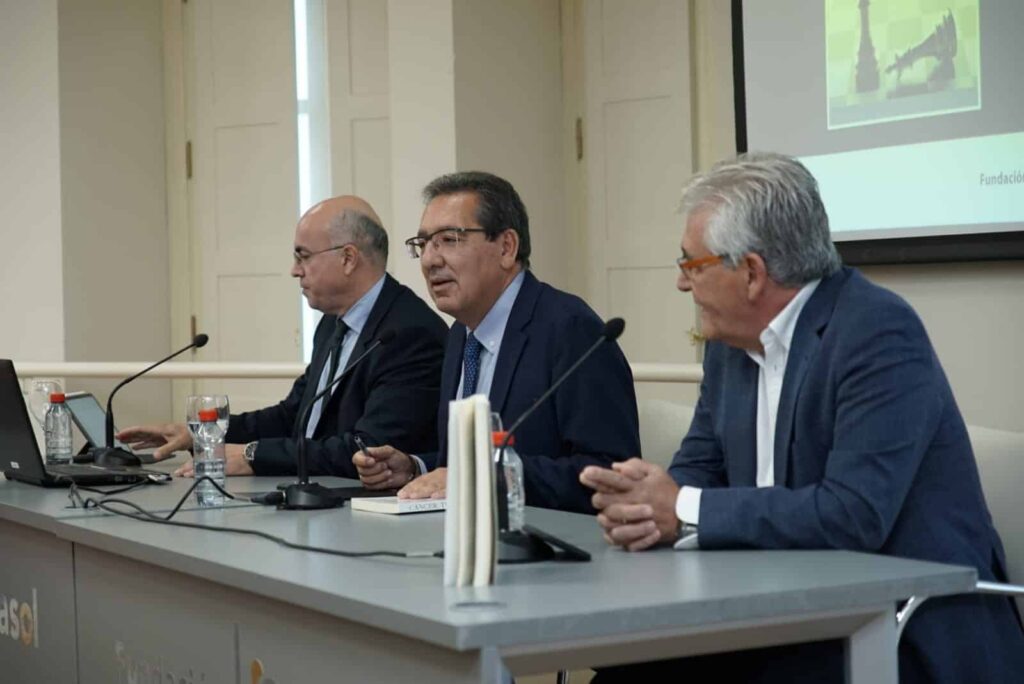 José Santiago Vázquez presenta su libro “Cáncer: tú decides” en la Fundación Cajasol