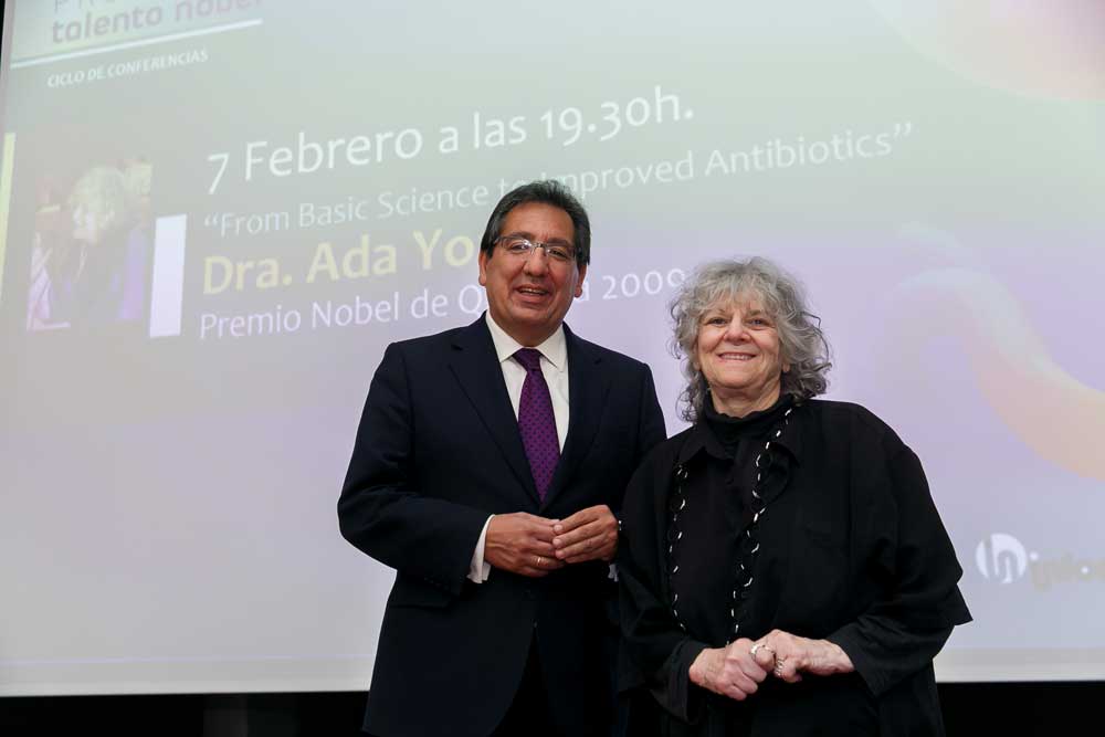 Antonio Pulido, presidente de la Fundación Cajasol, y Ada Yonath, Premio Nobel de Química 2009