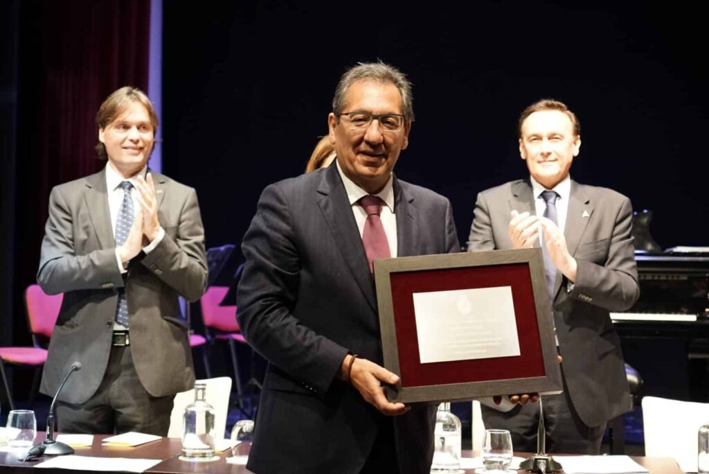 Fundación Cajasol recibe una Placa de Honor del Instituto de Reales Academias de Andalucía