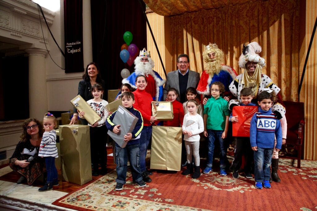 Los Reyes Magos entregan a más de 750 regalos a niños sin recursos en la Fundación Cajasol