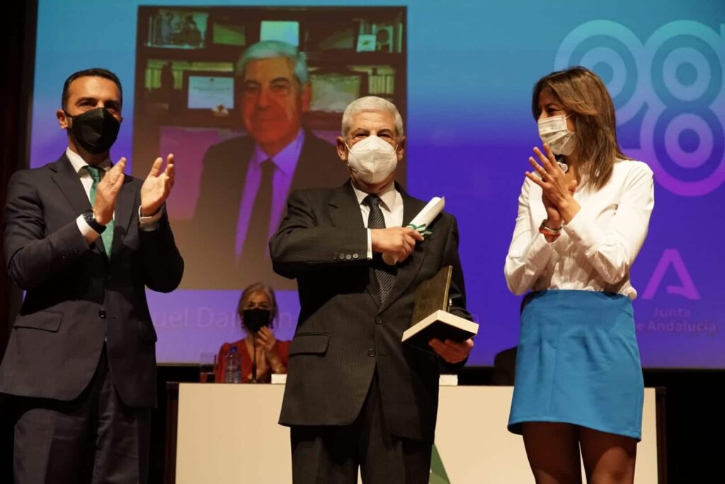 La Junta entrega las Banderas de Andalucía en la Fundación Cajasol