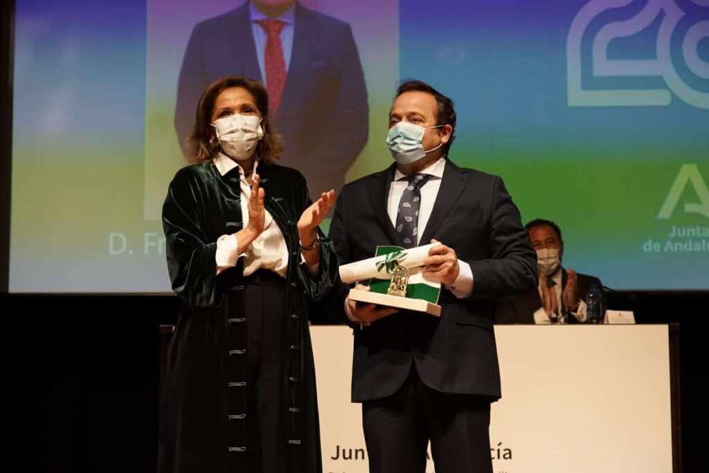 La Junta entrega las Banderas de Andalucía en la Fundación Cajasol