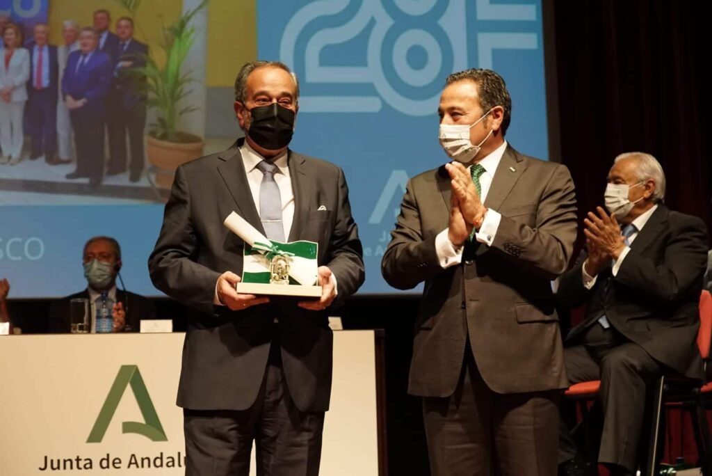 La Junta entrega las Banderas de Andalucía en la Fundación Cajasol