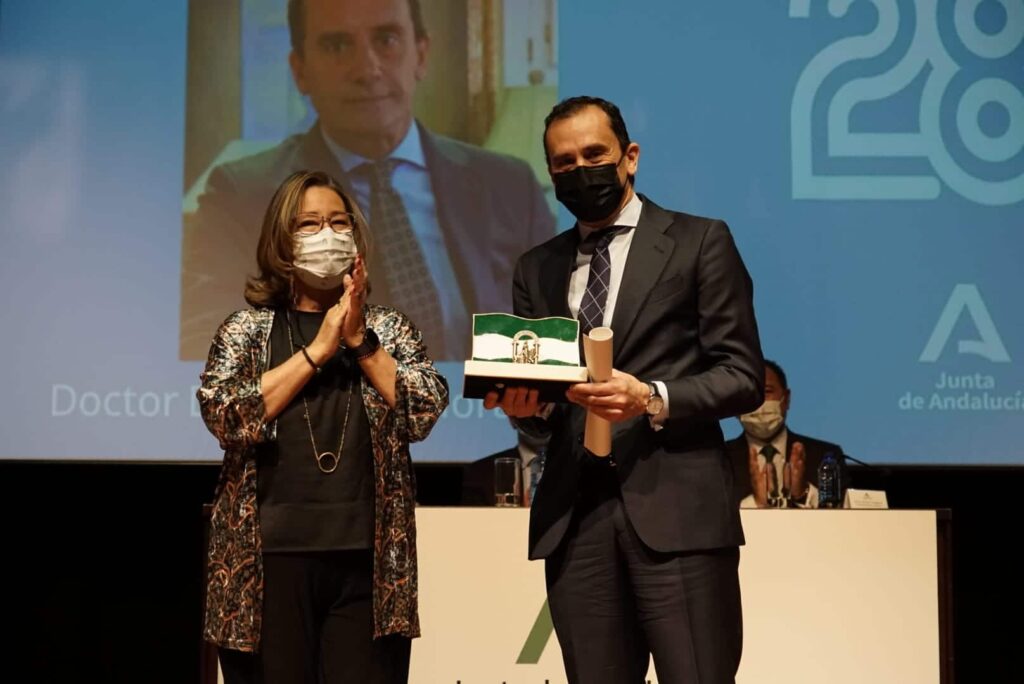 La Junta entrega las Banderas de Andalucía en la Fundación Cajasol