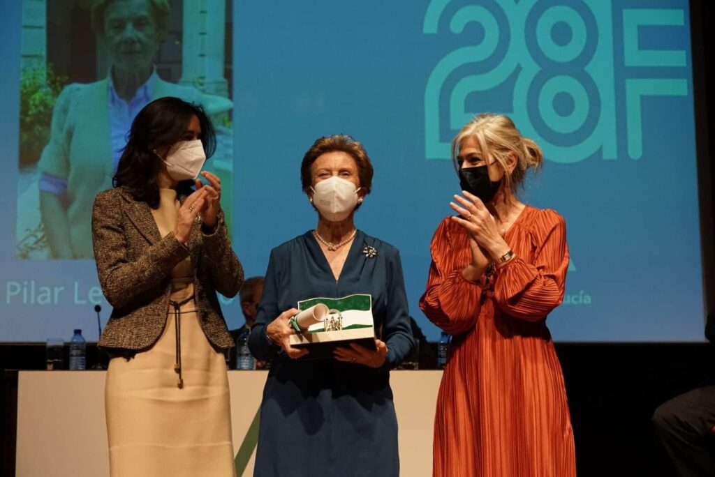 La Junta entrega las Banderas de Andalucía en la Fundación Cajasol