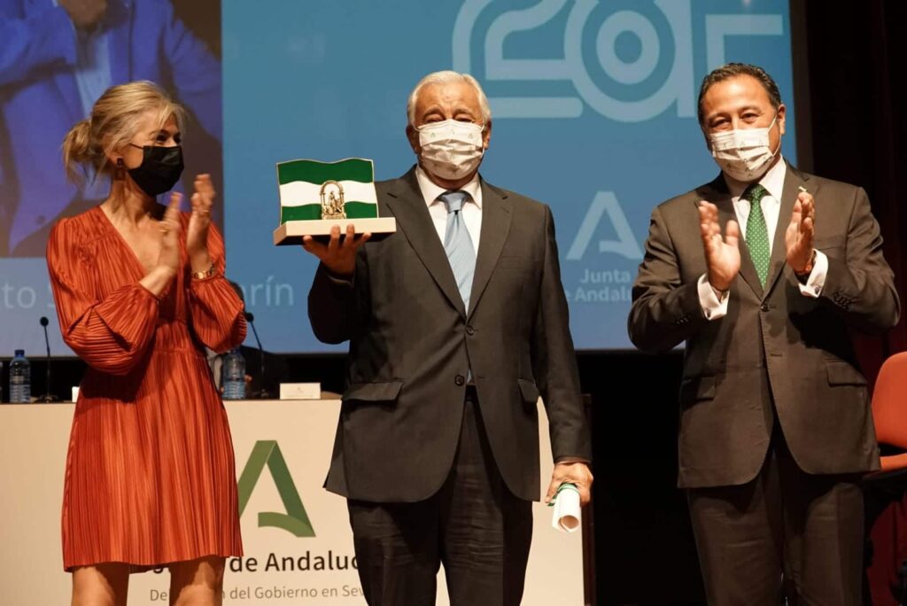 La Junta entrega las Banderas de Andalucía en la Fundación Cajasol