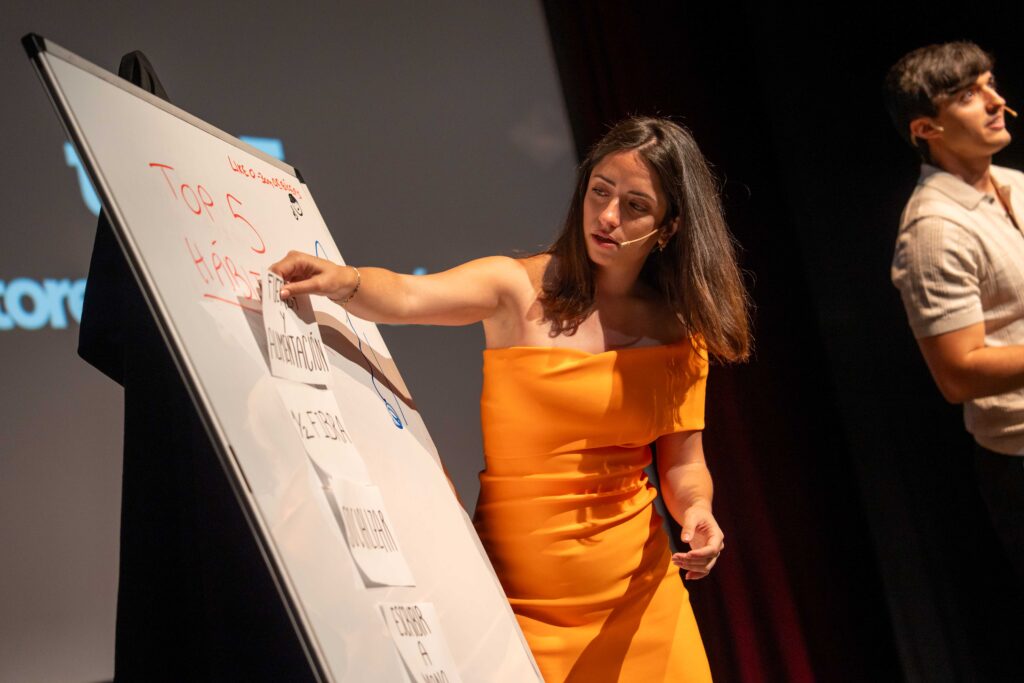 Sara Marín Berbell llena el Teatro Cajasol en 'Cajasol salud'