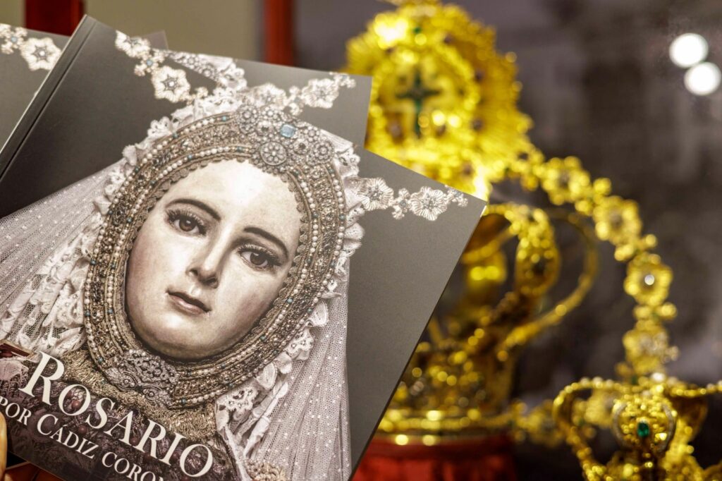Disponible el catálogo de la exposición ‘Rosario. Por Cádiz Coronada’