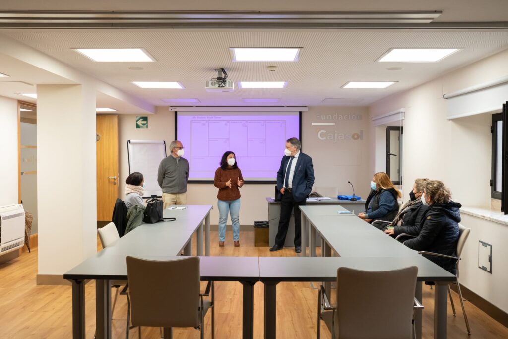 La Fundación Cajasol forma a emprendedoras de la «Fundación Sevilla Acoge»