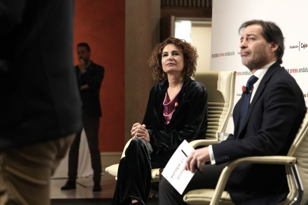 María Jesús Montero protagoniza los Desayunos Informativos de Europa Press en la Fundación Cajasol, con la presentación de Luis García Montero y la intervención de Antonio Pulido