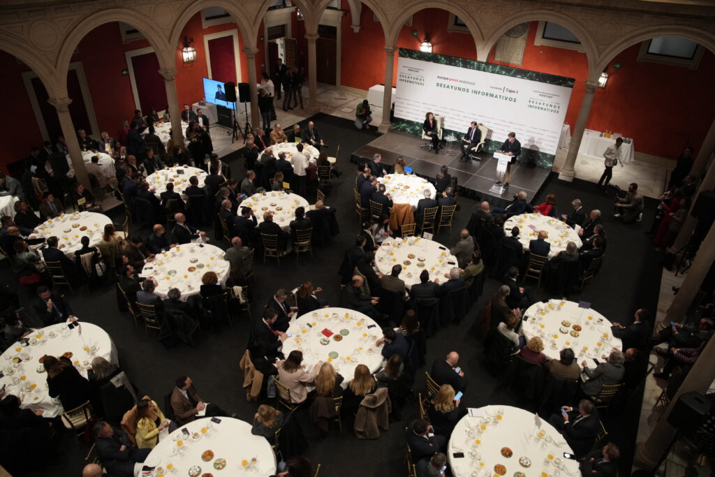 María Jesús Montero protagoniza los Desayunos Informativos de Europa Press en la Fundación Cajasol, con la presentación de Luis García Montero y la intervención de Antonio Pulido