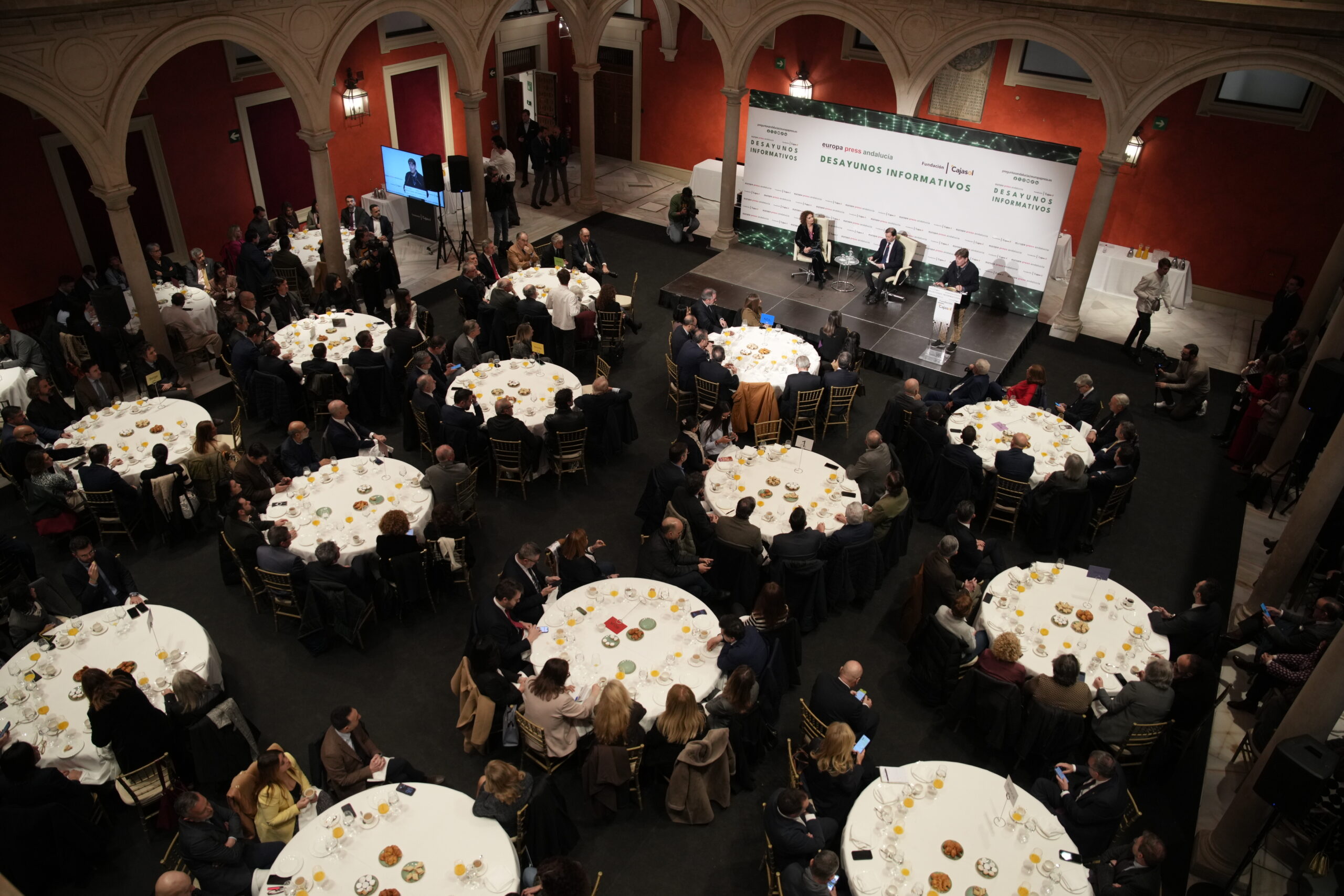 María Jesús Montero protagoniza los Desayunos Informativos de Europa Press en la Fundación Cajasol, con la presentación de Luis García Montero y la intervención de Antonio Pulido