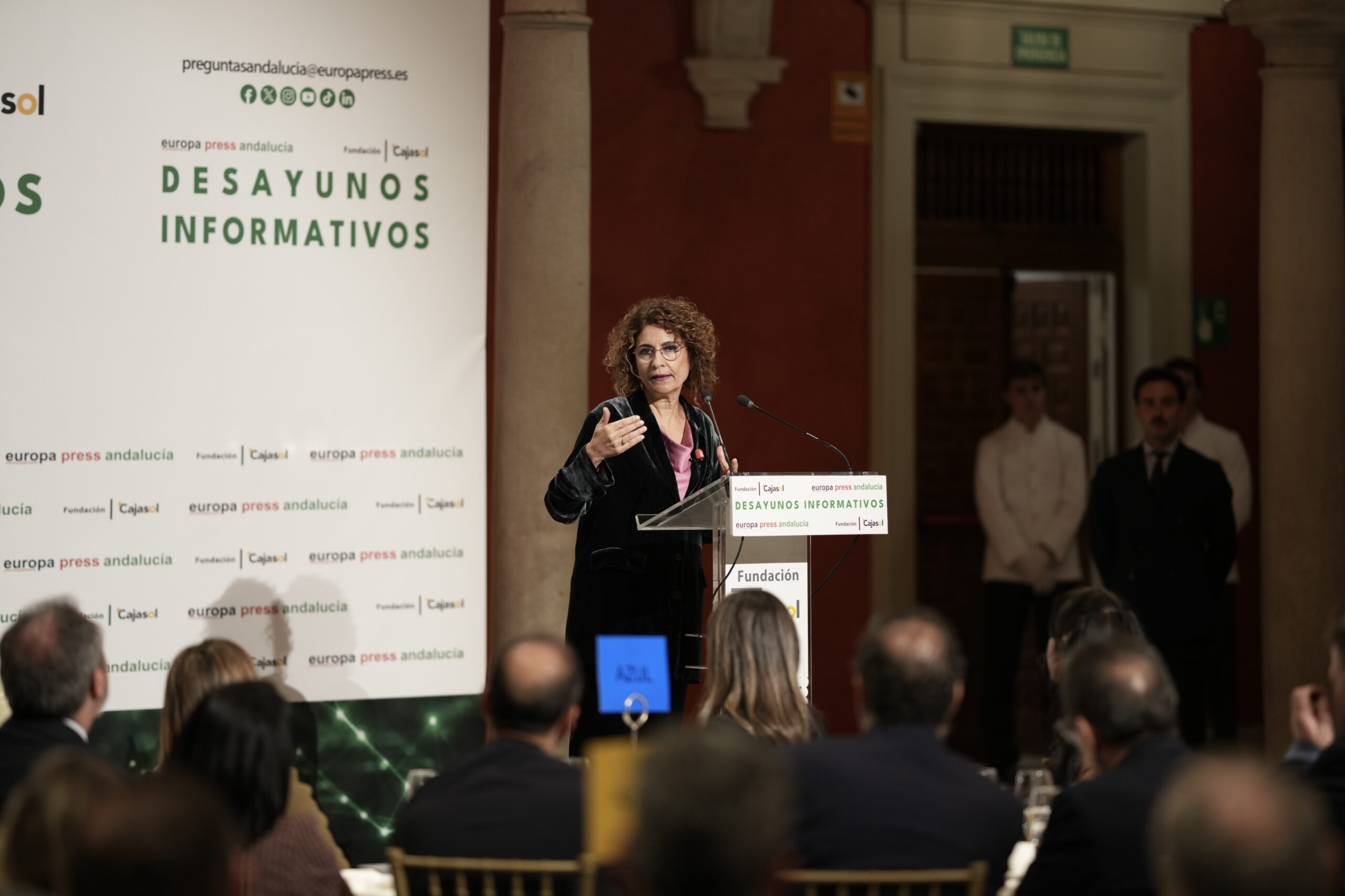 María Jesús Montero protagoniza los Desayunos Informativos de Europa Press en la Fundación Cajasol, con la presentación de Luis García Montero y la intervención de Antonio Pulido