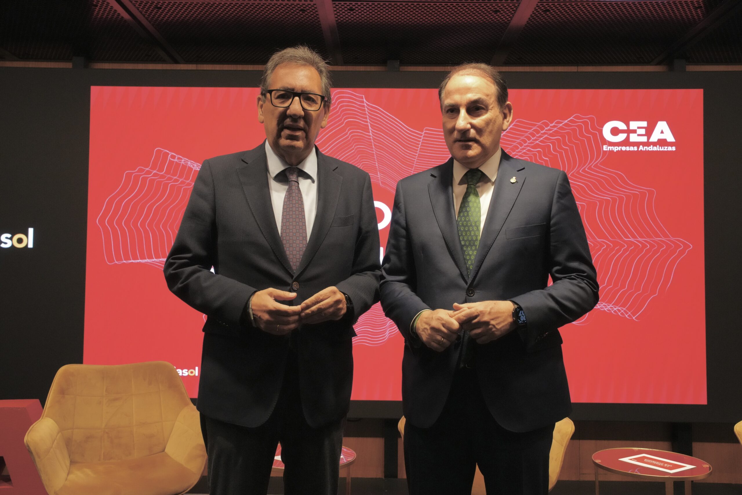 Antonio Pulido, presidente de la Fundación Cajasol, y Javier González de Lara, presidente de la CEA, inauguran el foro “La Andalucía que queremos”, sobre economía andaluza.