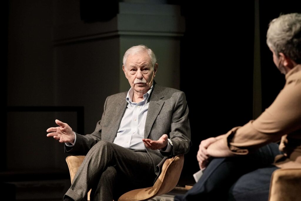 Eduardo Mendoza ha presentado su última novela “Tres enigmas para la Organización” en el Teatro Cajasol.