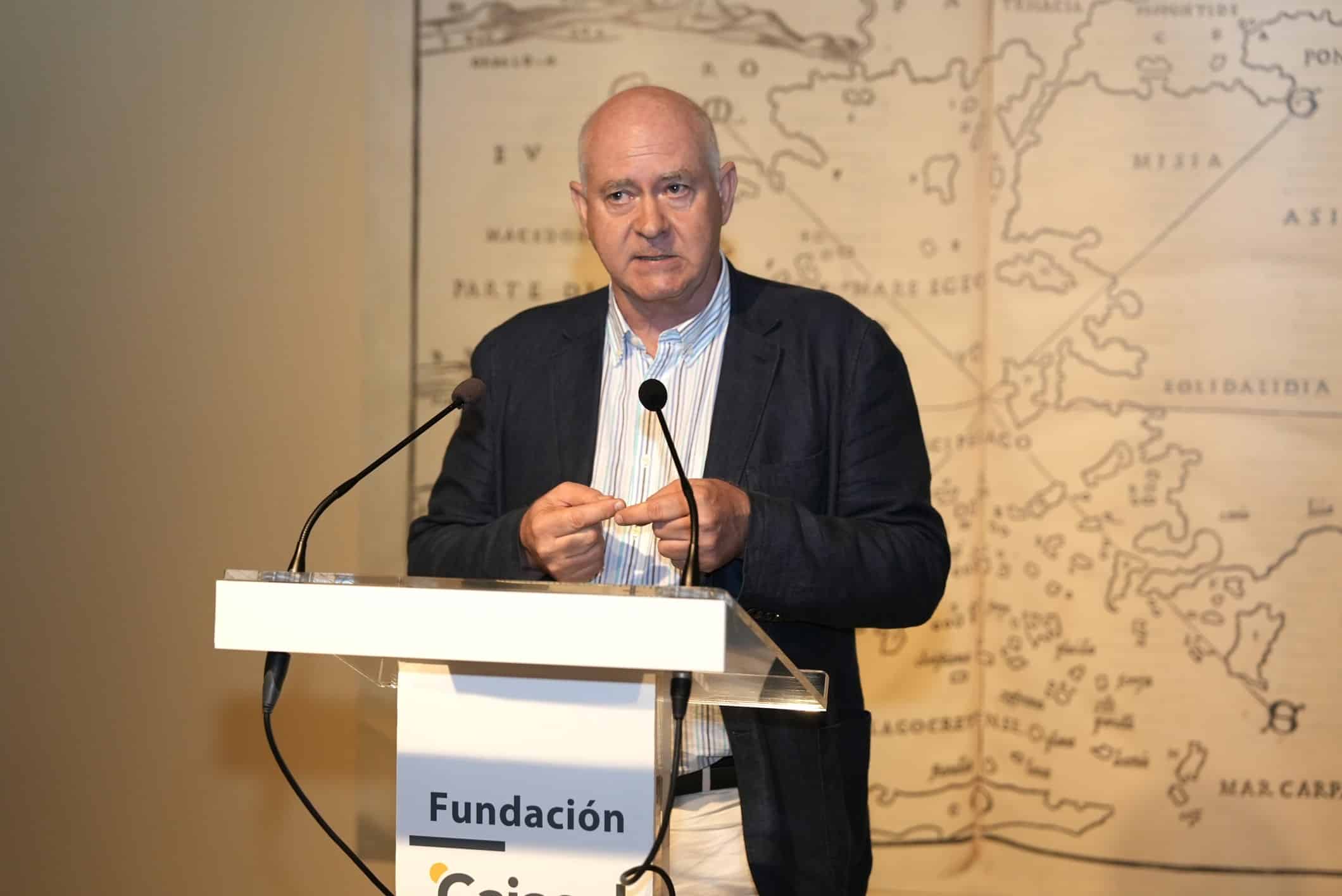 Antonio Pulido en la inauguración de Mapas. Patrimonio cartográfico en Sevilla de los siglos XV al XVIII en Cajasol Sevilla