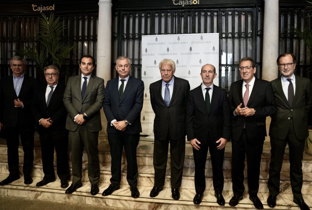Felipe González protagoniza un nuevo encuentro del Foro Guadaliuris en la Fundación Cajasol