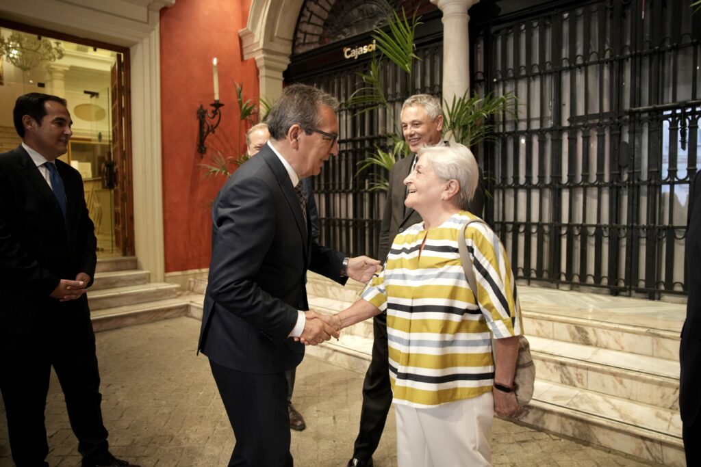 La Fundación Cajasol acoge la entrega del XIV Premio Jurídico ABC a Elisa Pérez Vera