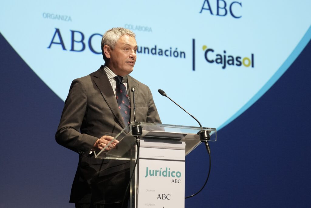 La Fundación Cajasol acoge la entrega del XIV Premio Jurídico ABC a Elisa Pérez Vera