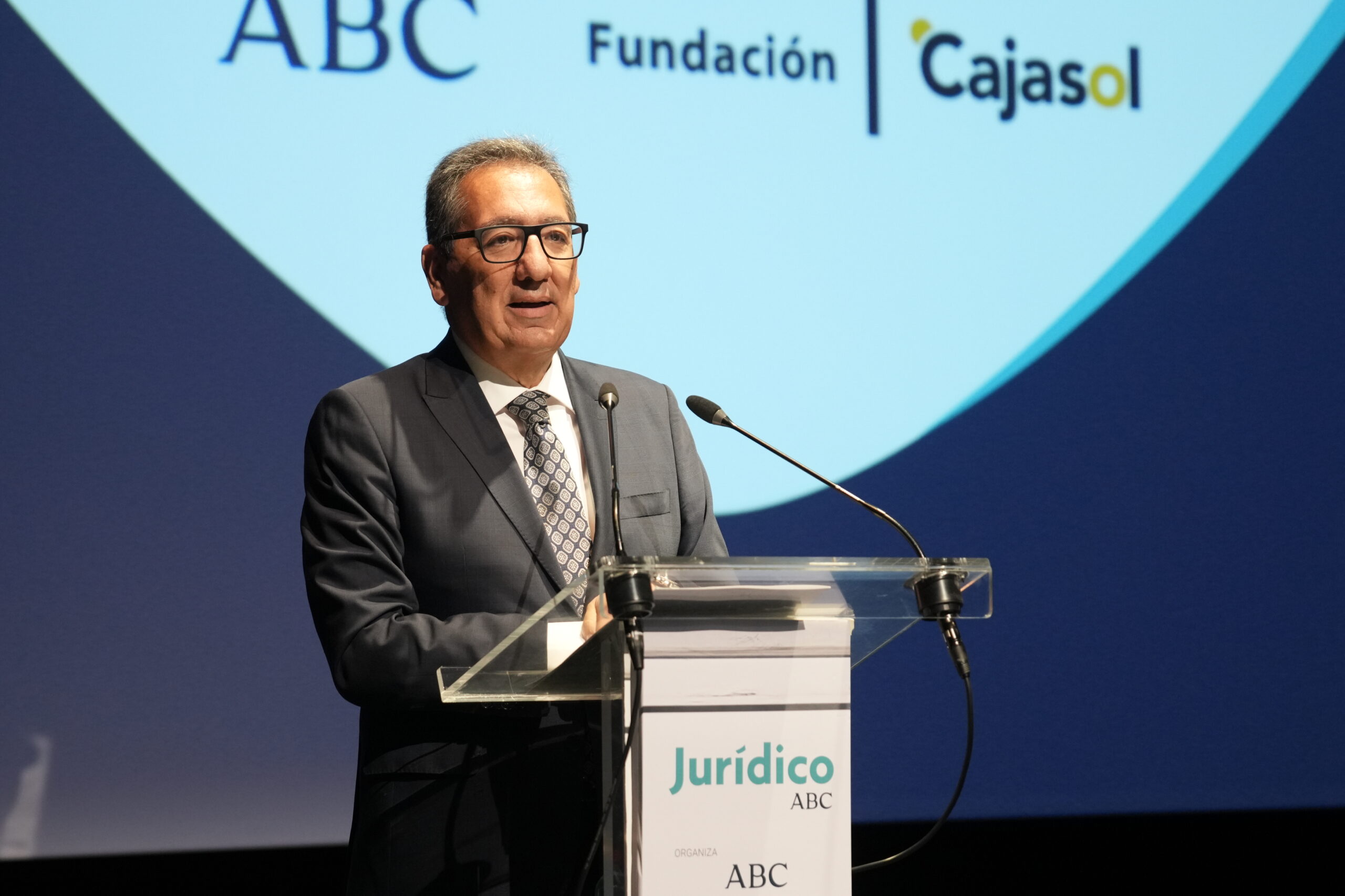La Fundación Cajasol acoge la entrega del XIV Premio Jurídico ABC a Elisa Pérez Vera