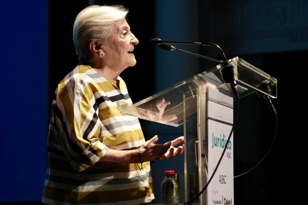 La Fundación Cajasol acoge la entrega del XIV Premio Jurídico ABC a Elisa Pérez Vera