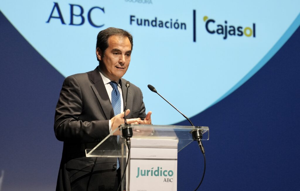 La Fundación Cajasol acoge la entrega del XIV Premio Jurídico ABC a Elisa Pérez Vera