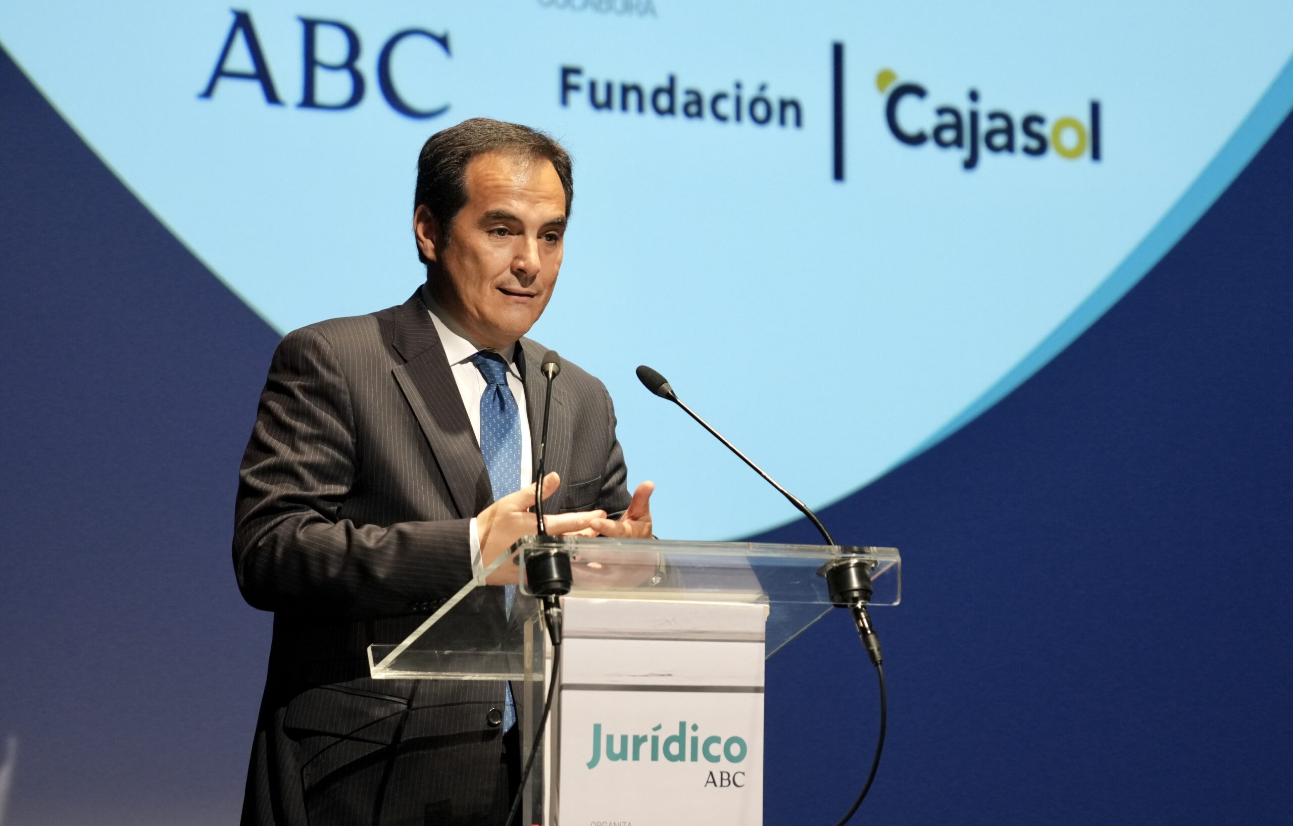 La Fundación Cajasol acoge la entrega del XIV Premio Jurídico ABC a Elisa Pérez Vera