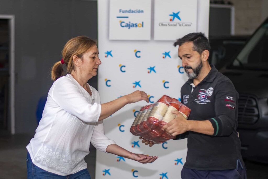 Andaluces Compartiendo dona alimentos a las familias más necesitadas de Huelva