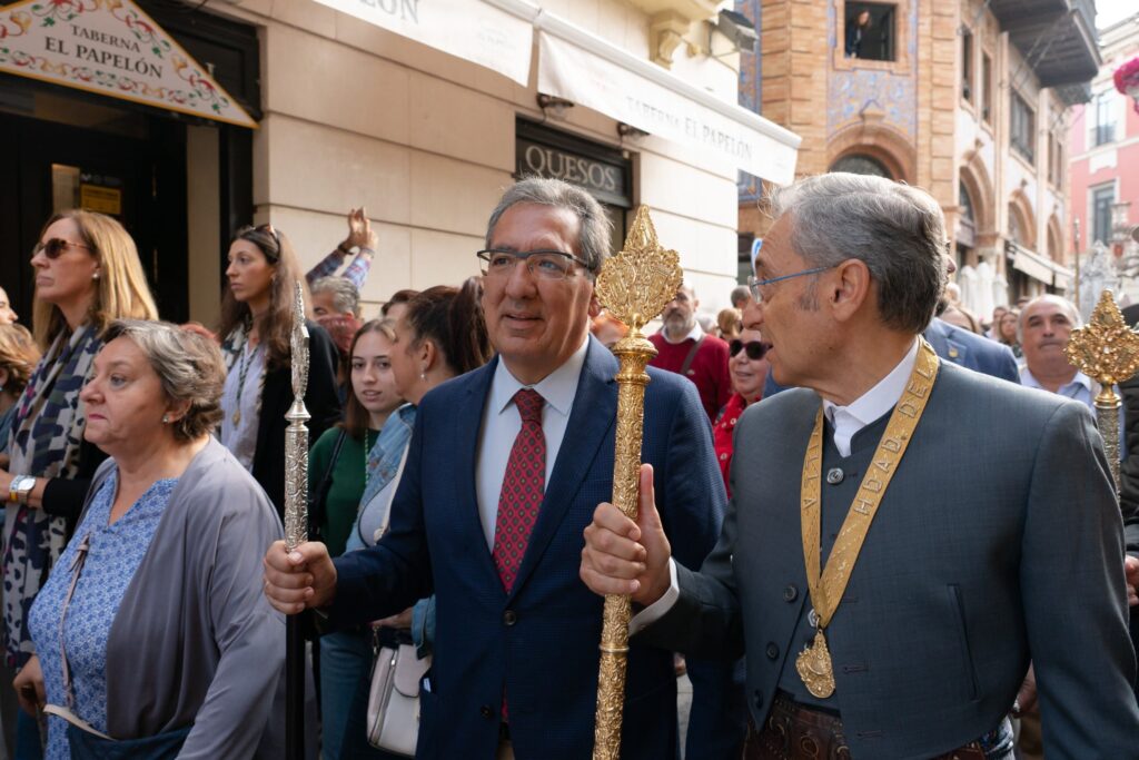 Antonio Pulido acompaña a la Hermandad del Rocío de Sevilla en su salida tras la Misa de Romeros