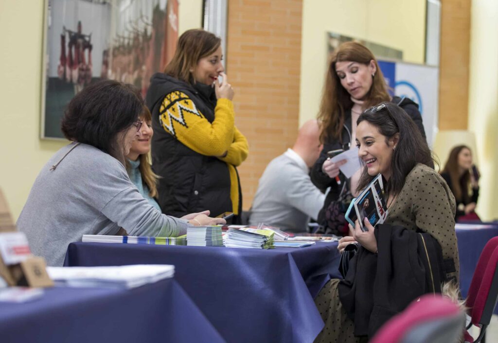 Más de 500 personas visitan la I Feria del Empleo organizada por la FOE y Fundación Cajasol