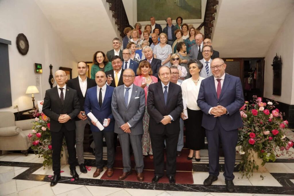 La Fundación Cajasol recibe una de las Fiambreras de plata por parte del Ateneo de Córdoba