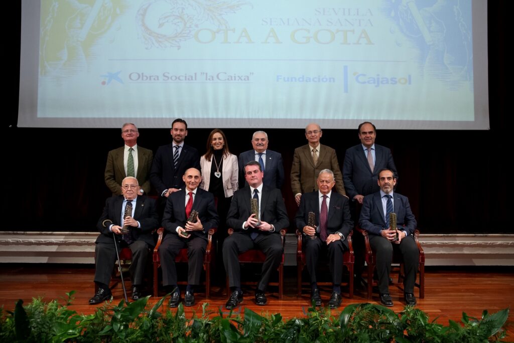 La Fundación Cajasol entrega los Premios ‘Gota a Gota de Pasión 2016’ y presenta el programa de mano de la Semana Santa de Sevilla