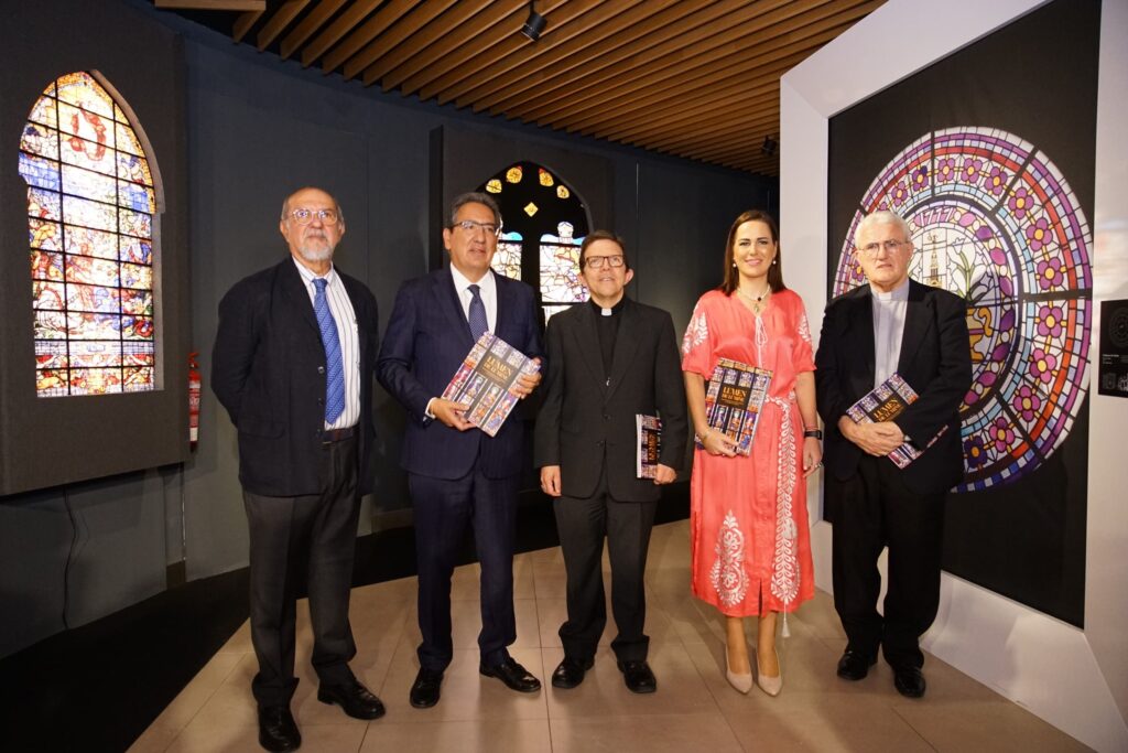 La Fundación Cajasol inaugura la exposición “LUMEN DE LÚMINE. Conservación preventiva de las vidrieras en la Catedral de Sevilla”