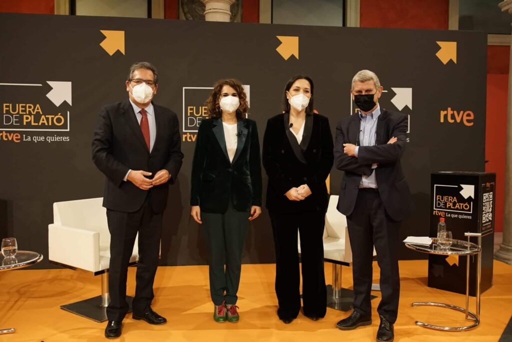 Fuera de Plató, de RTVE, con María Jesús Montero en la Fundación Cajasol