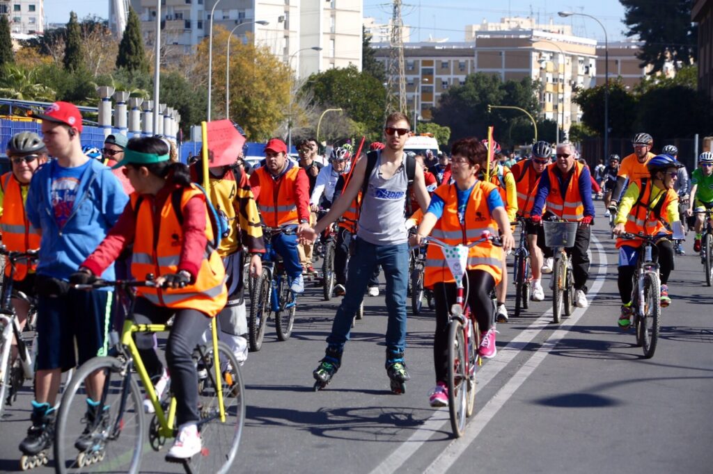 Sevilla disfruta de una estupenda jornada con actividades lúdicas, divertidas y saludables 'sobre ruedas'