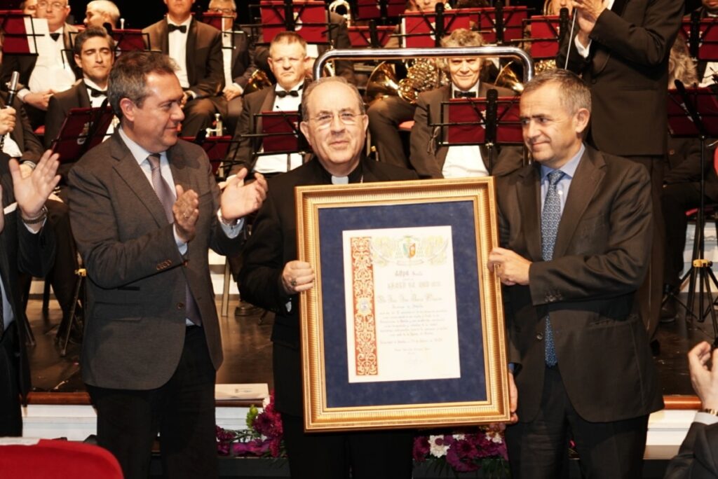 Entrega de la ‘Saeta de Oro 2020’ a monseñor Asenjo, arzobispo de Sevilla, en la Fundación Cajasol