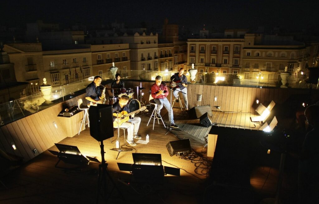 Las ‘Noches en la Azotea’ regresan a Cádiz en agosto con Pepe Mata y sus ‘Rutinas de oro’