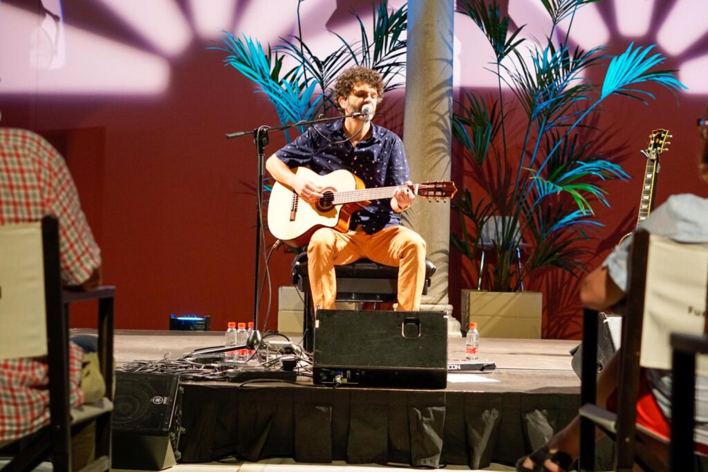Miguel Rivera repasa las canciones de su vida en las ‘Noches de Verano Cajasol’ en Sevilla