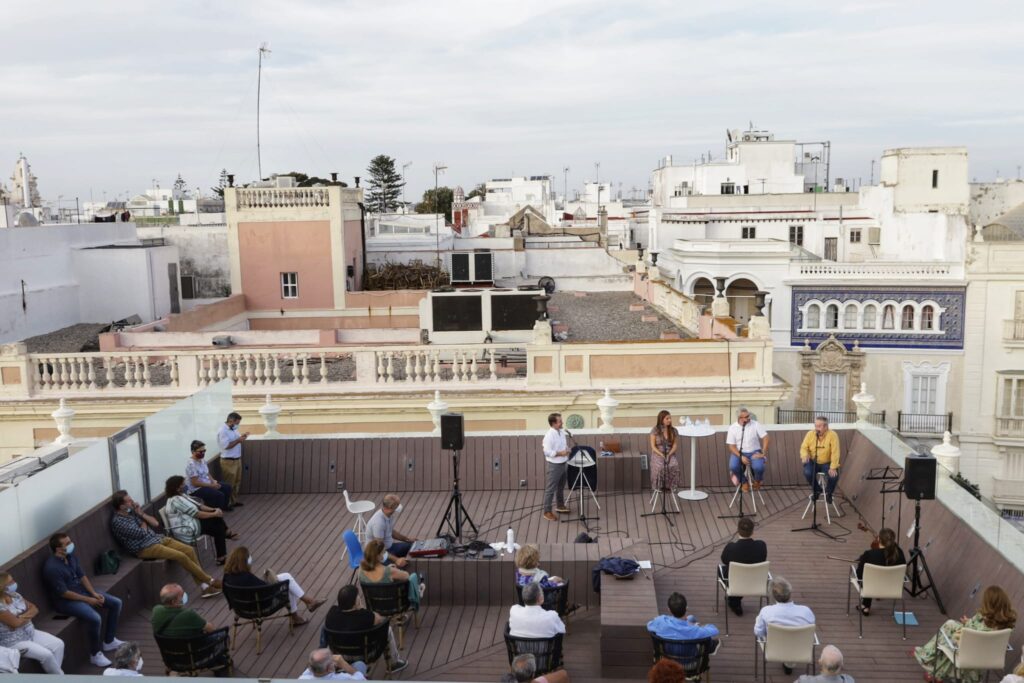 ‘Cádiz en el tiempo’: El pasado, el presente y el futuro de Cádiz, a análisis en la Fundación Cajasol
