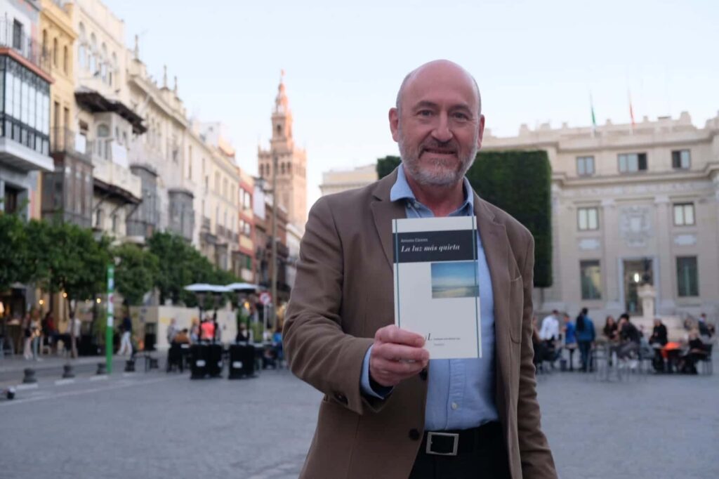 Antonio Cáceres ha presentado en la Fundación Cajasol en Sevilla, su último poemario 'La luz más quieta', editada por la Fundación Lara.