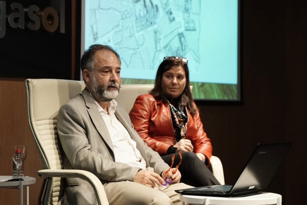 Coloquio sobre la trayectoria artística de Cristóbal Ramos a cargo de Fernando Gabardón, en la Fundación Cajasol