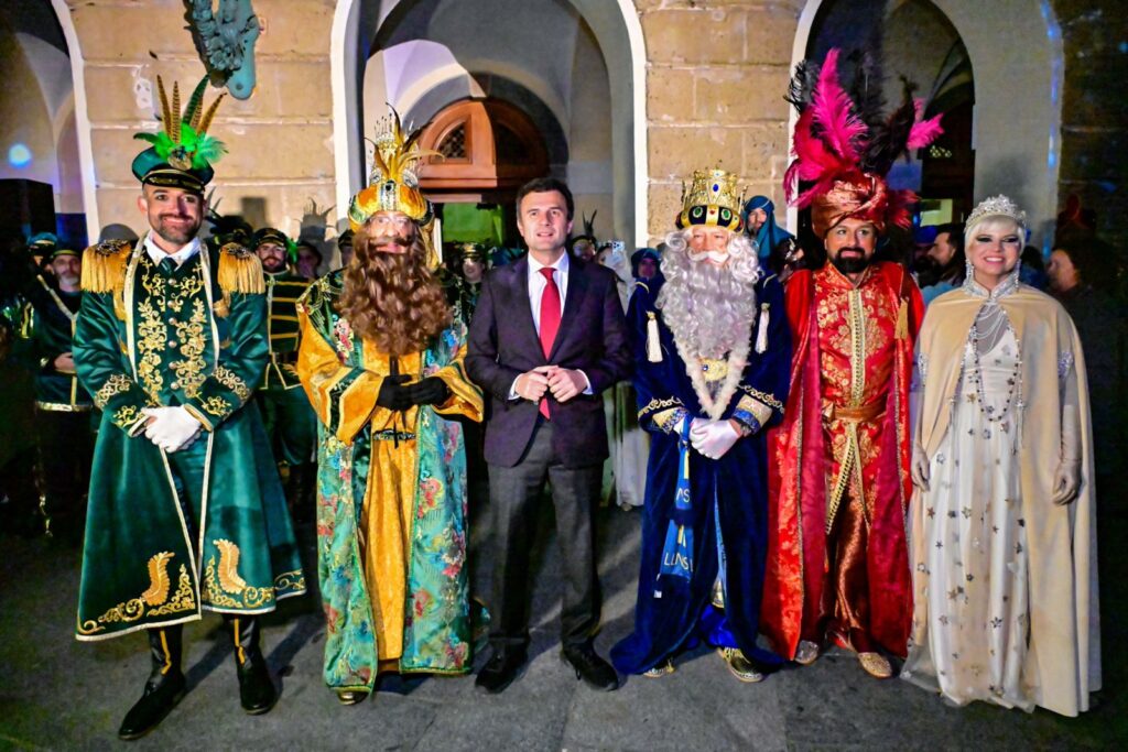 Los Reyes Magos ilusionan a niños y mayores en Cádiz