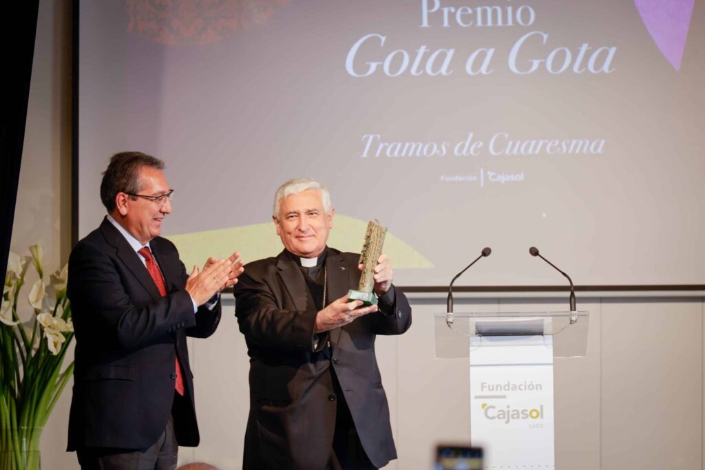 La Fundación Cajasol entrega sus Premios “Gota a Gota de Pasión 2024”al Obispo de Cádiz