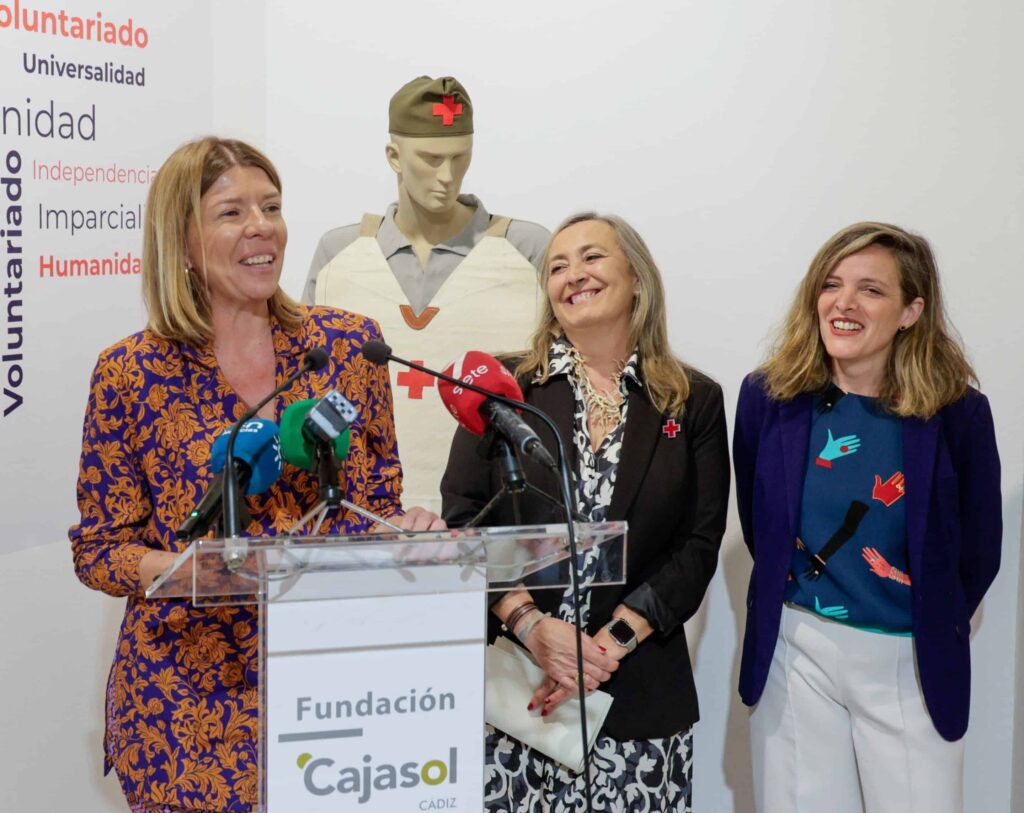 La Fundación Cajasol inaugura en Cádiz la exposición “150 años en Cádiz. Objetos emblemáticos de la Cruz Roja a través del tiempo”