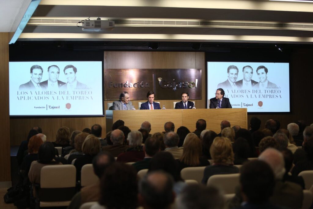 Litri, Dávila Miura y Ricardo Gallardo, mesa redonda sobre toros y empresa en la Fundación Cajasol