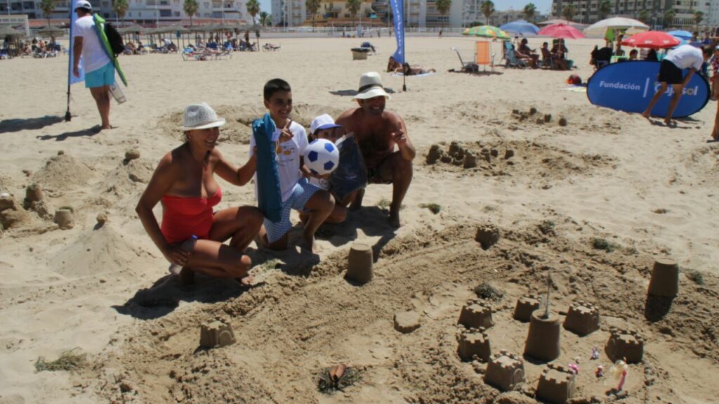 Más de mil personas se divierten en las playas gaditanas con el IV Concurso Castillos de Arena de la Fundación Cajasol