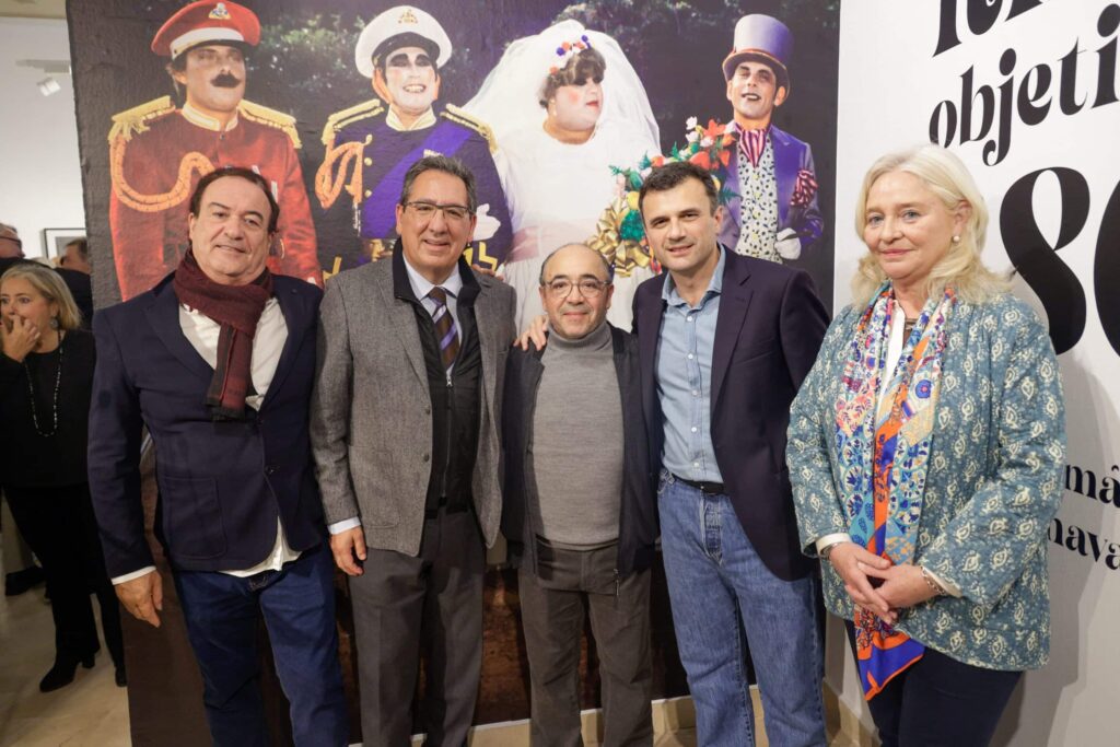 La Fundación Cajasol se viste de carnaval con la inauguración de la exposición “Kiki: objetivo los 80. La década mágica del Carnaval”