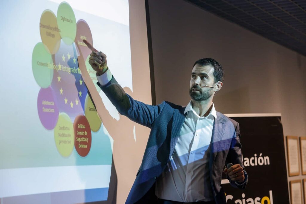 La Unión Europea en el mundo árabe, conferencia de Luis Miguel Bueno Padilla en Córdoba