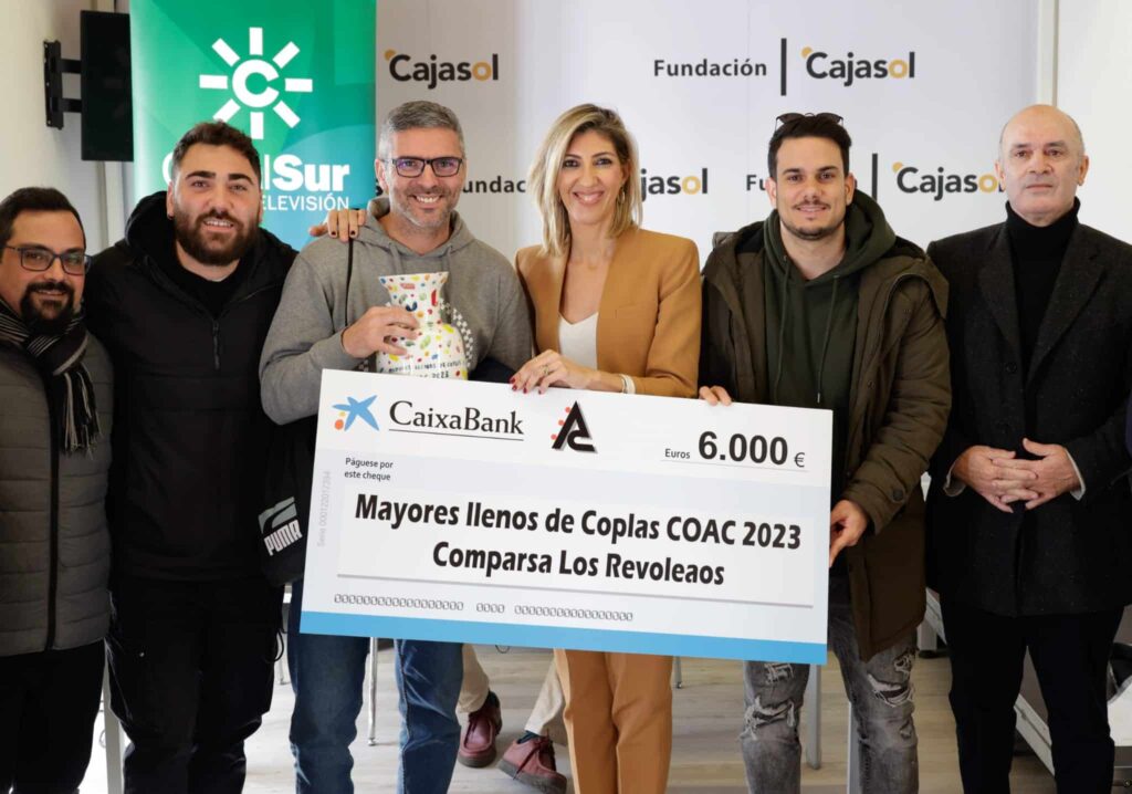 La comparsa ‘Los revoleaos’ recoge el premio del I Concurso Mayores de Coplas