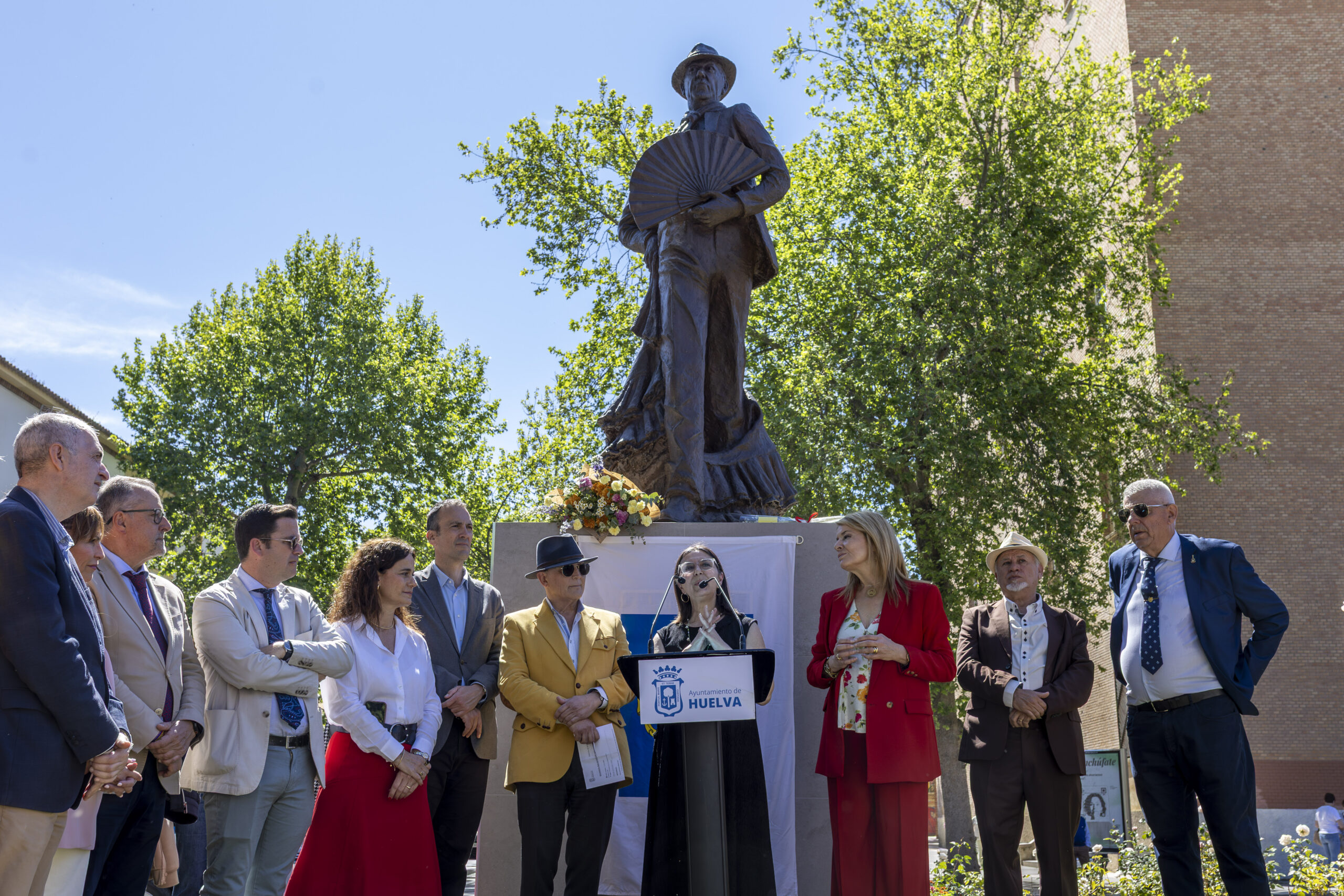 La Moni ya tiene su escultura en Huelva con el apoyo de la Fundación Cajasol